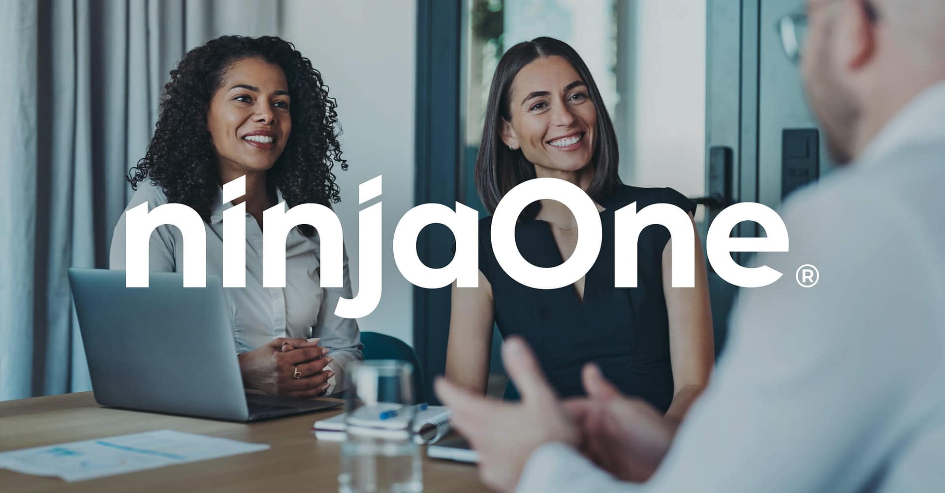 colleghi seduti a un tavolo insieme che parlano e sorridono