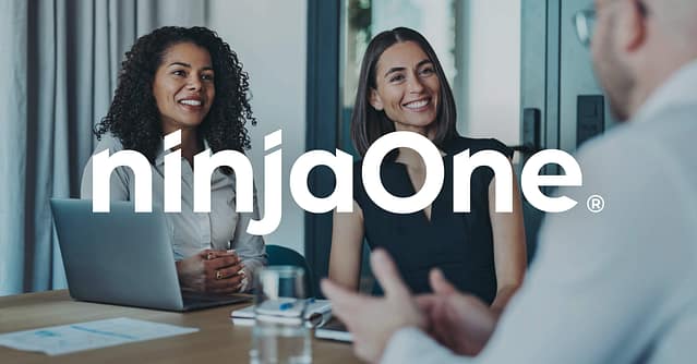 Collègues de travail assis à une table, discutant et souriant ensemble