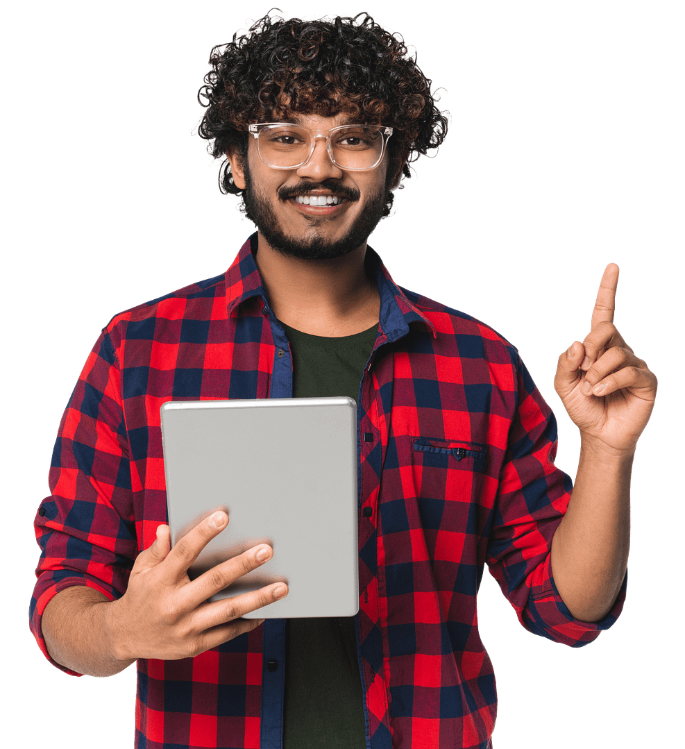 helpdesk-IT-solutions-hero Employé du service d'assistance tenant une tablette et portant une chemise à carreaux rouge et noire