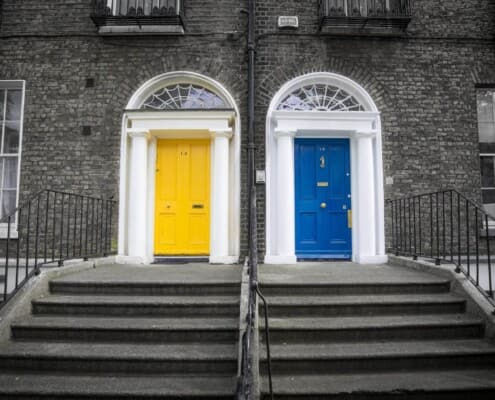 elegir su solución RMM: puerta amarilla y azul