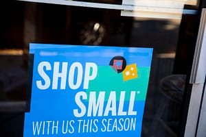 Insegna #ShopSmall su una vetrina di un piccolo esercizio commerciale